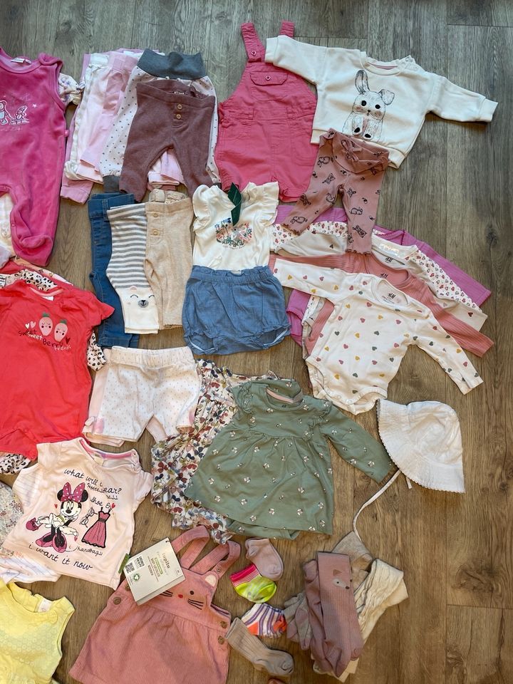 Kleidungspaket Baby Mädchen 62 68 in Paderborn