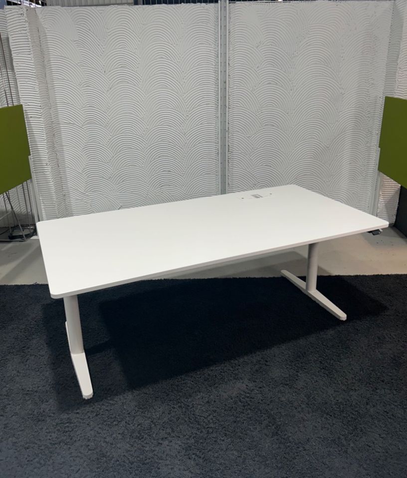 Vitra Tyde Schreibtisch 180x90cm elektrisch höhenverstellbar weiß in Langen (Hessen)