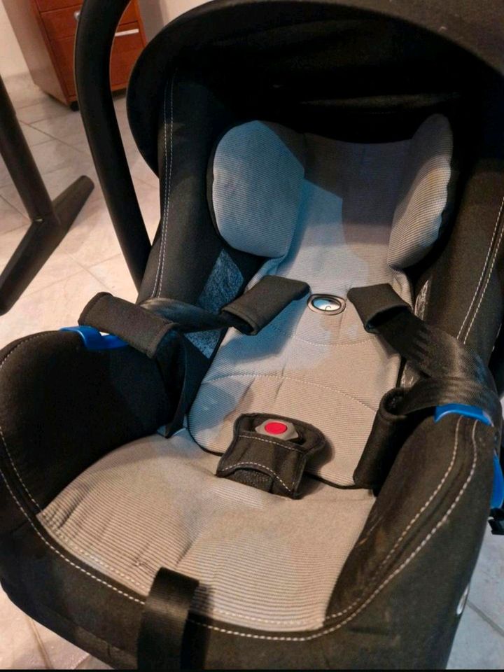 AUDI Babyschale, Kindersitz mit dem dazugehörigen ISOFIX in Gifhorn