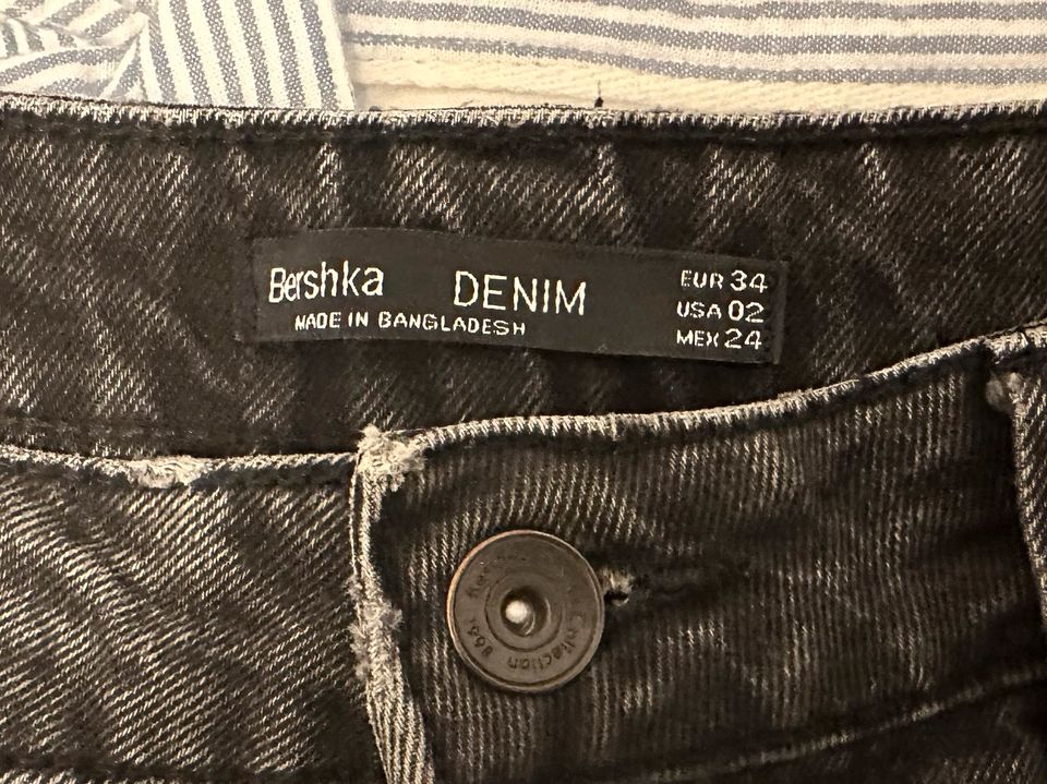 Bershka schwarze graue High-Waist Jeansshorts. in Frankfurt am Main