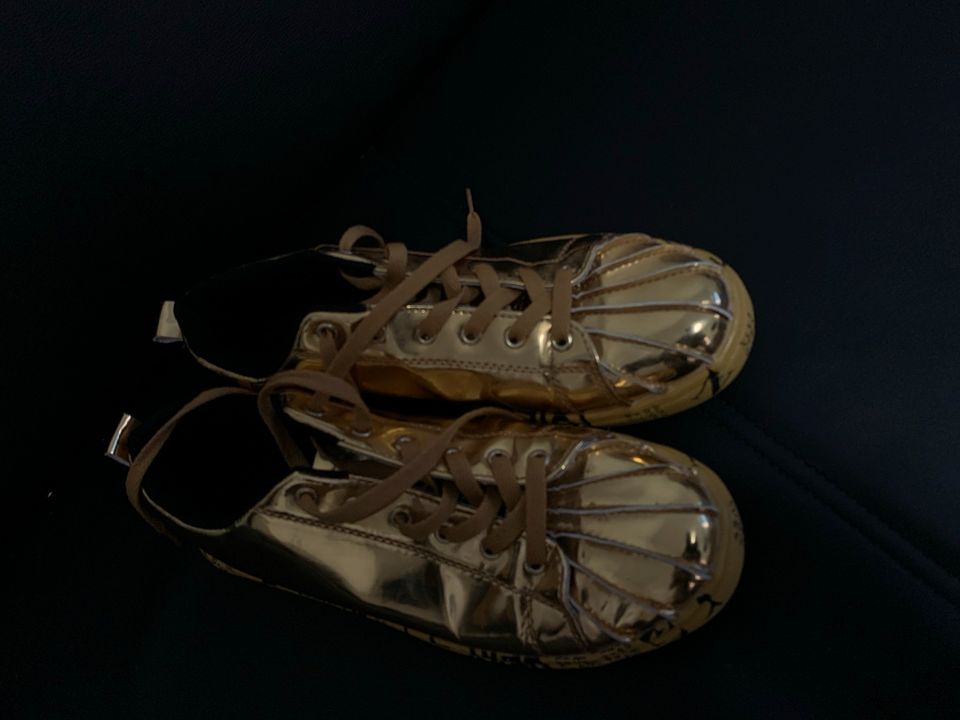 Golden Sneakers in Gießen