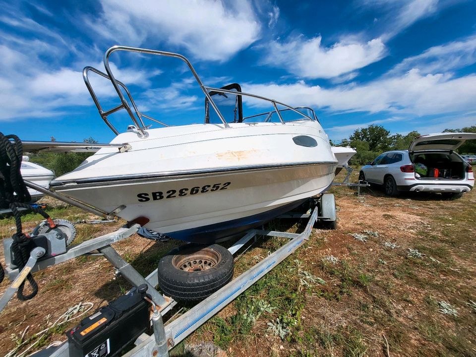 Motorboot mit Trailer in München