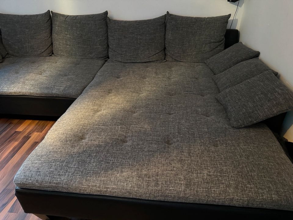Zeitlose Couch grau/schwarz (313cm x 200cm) in Mauritz