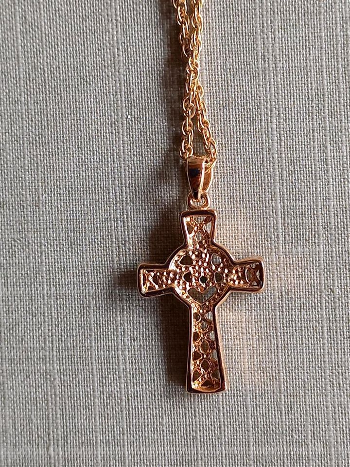 Kreuz Celtic cross Mayfair Jewels Modeschmuck goldfarben in Dauchingen