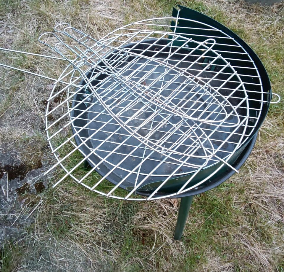 Kleiner Grill mit Zubehör aus Haushaltsauflösung in Apen