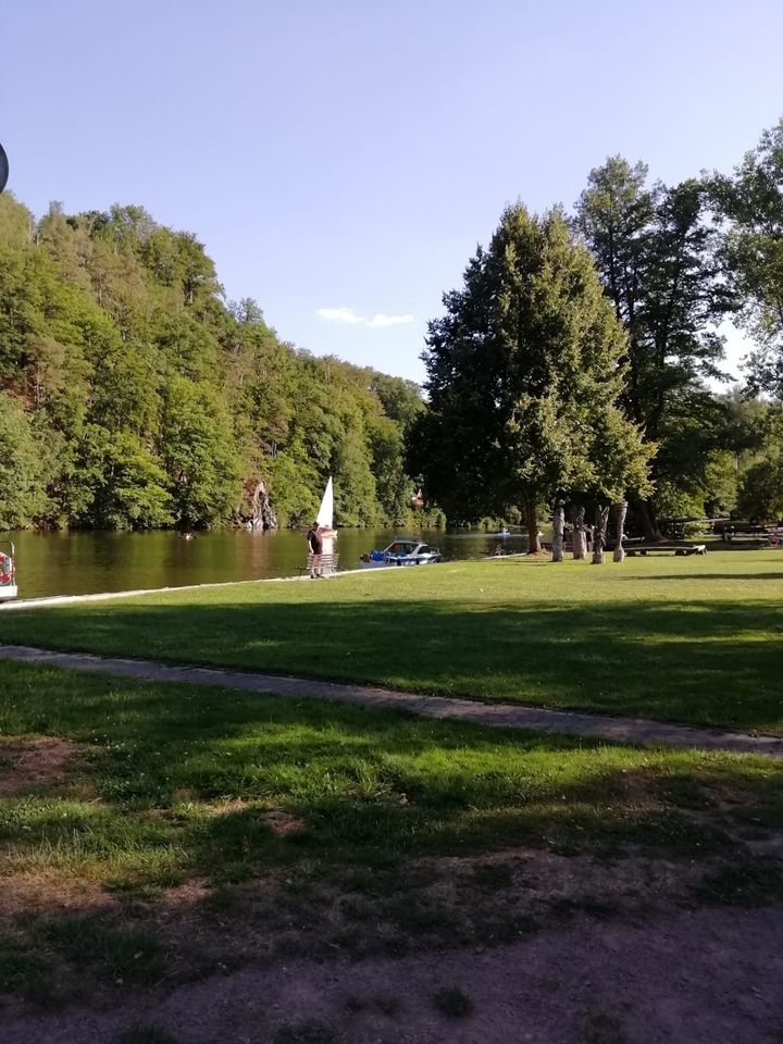 Im Grünen, am Wasser: Dauercampingplatz mit Wohnwagen Tabbert in Kriebstein