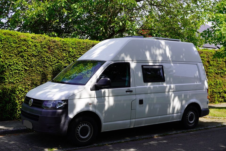 VW T5 Camper mit Hochdach in Dachau