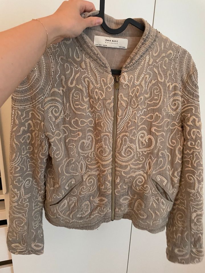 ZARA Jacke Taupe muster s 36 mit Stickerei in Frankfurt am Main