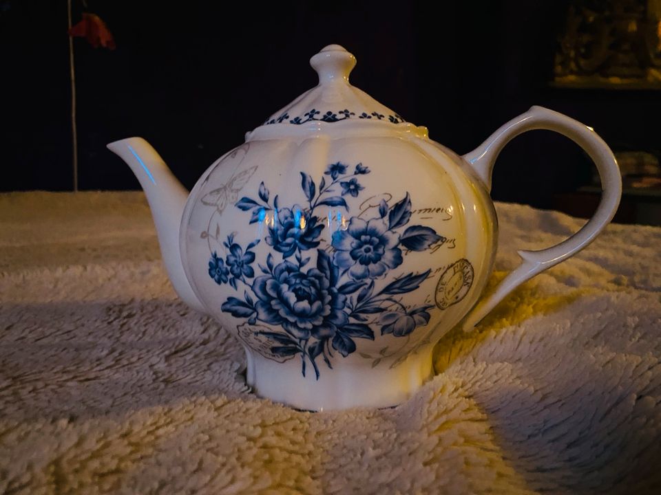 Vintage Teekanne mit tollem Muster in Berlin
