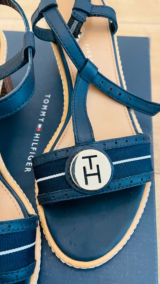 Tommy Hilfiger Damen Riemchen Sandale Gr. 36 blau / midnight in Wetter (Ruhr)