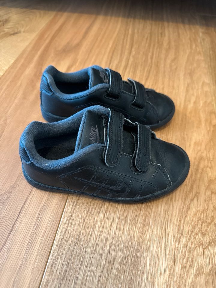 Nike Schuhe Größe 26,5 in Erding