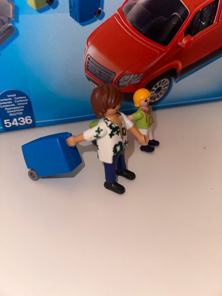 Playmobil Family Auto +Zubehör in Großostheim