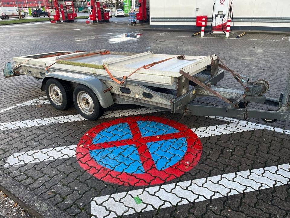 Werbeschild mit Beleuchtung in Lübeck