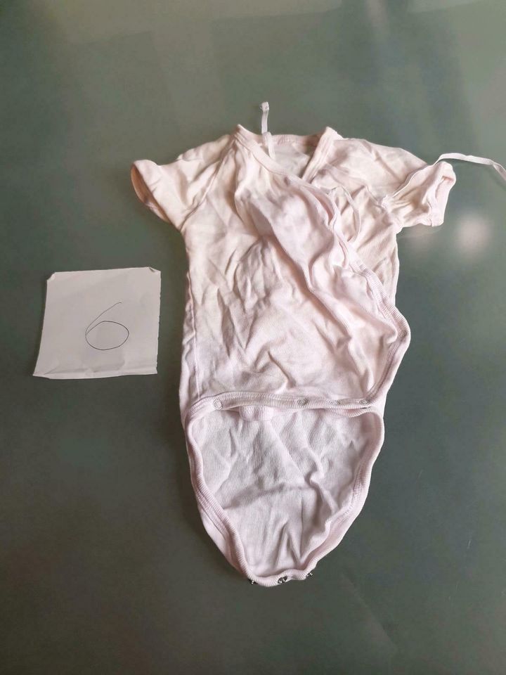 Bodys Body Strampler H&M gr. 62 Babywäsche Oberteil in Berlin