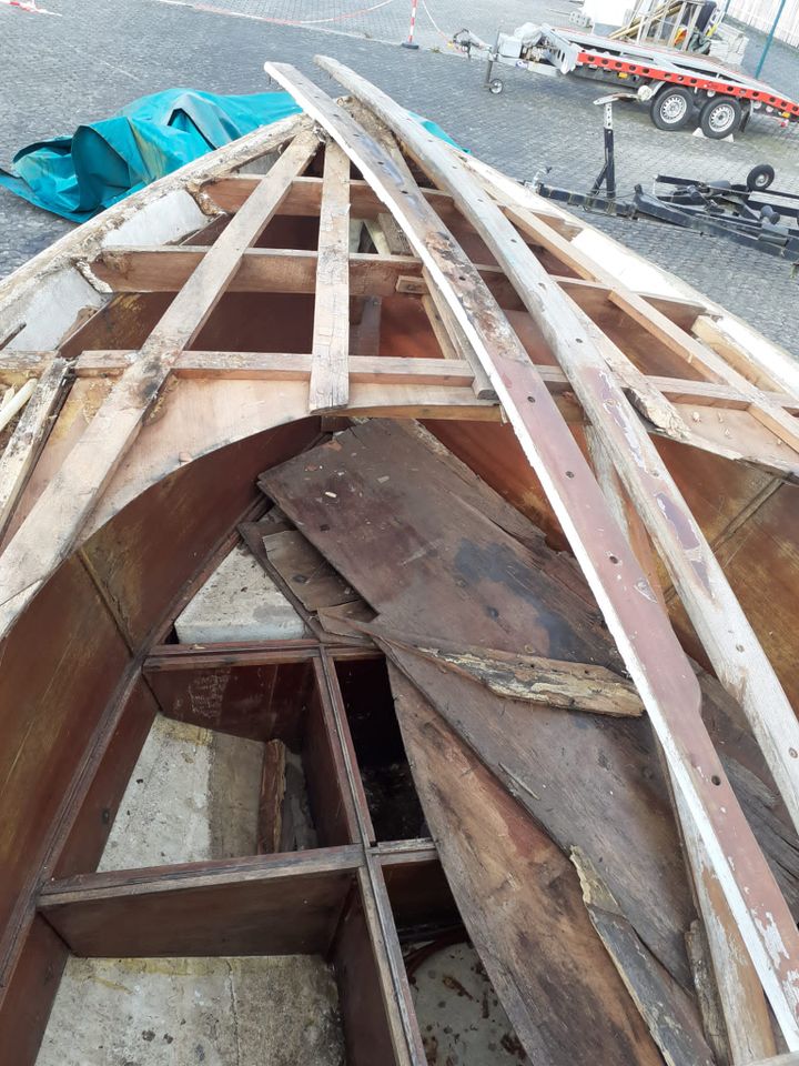 Kajütboot GFK und Holz mit Welle ohne Motor zu verschenken, Bastl in Selters