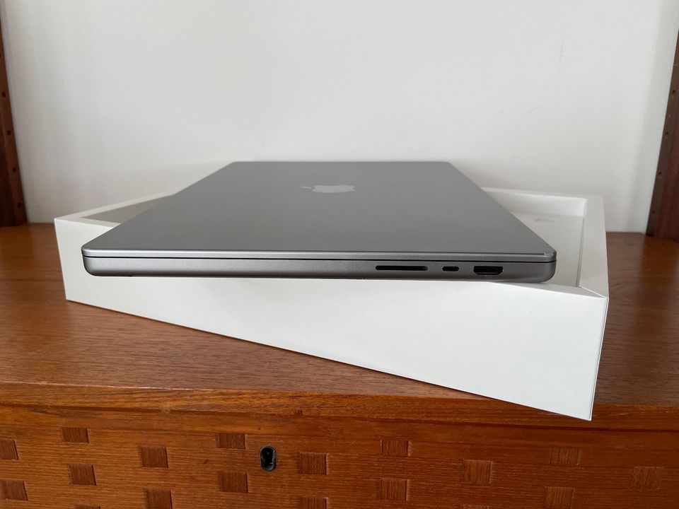 MacBook Pro 16" Apple M1 MAX 32-Core GPU 64GB 4TB SSD AppleCare+ in Köln