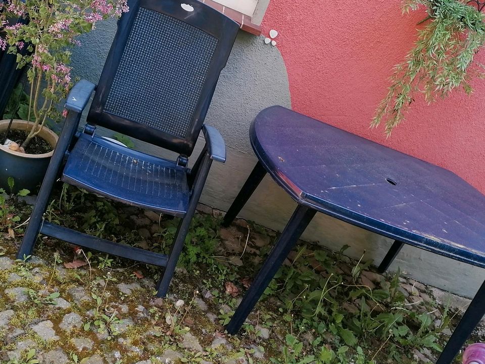 1 Gartentisch mit 4 Stühlen, dunkelblau in Osterode am Harz