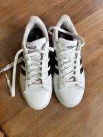 adidas Sneaker Freizeitschuh 41,5 7 1/2 Neuwertig Bayern - Feldkirchen-Westerham Vorschau