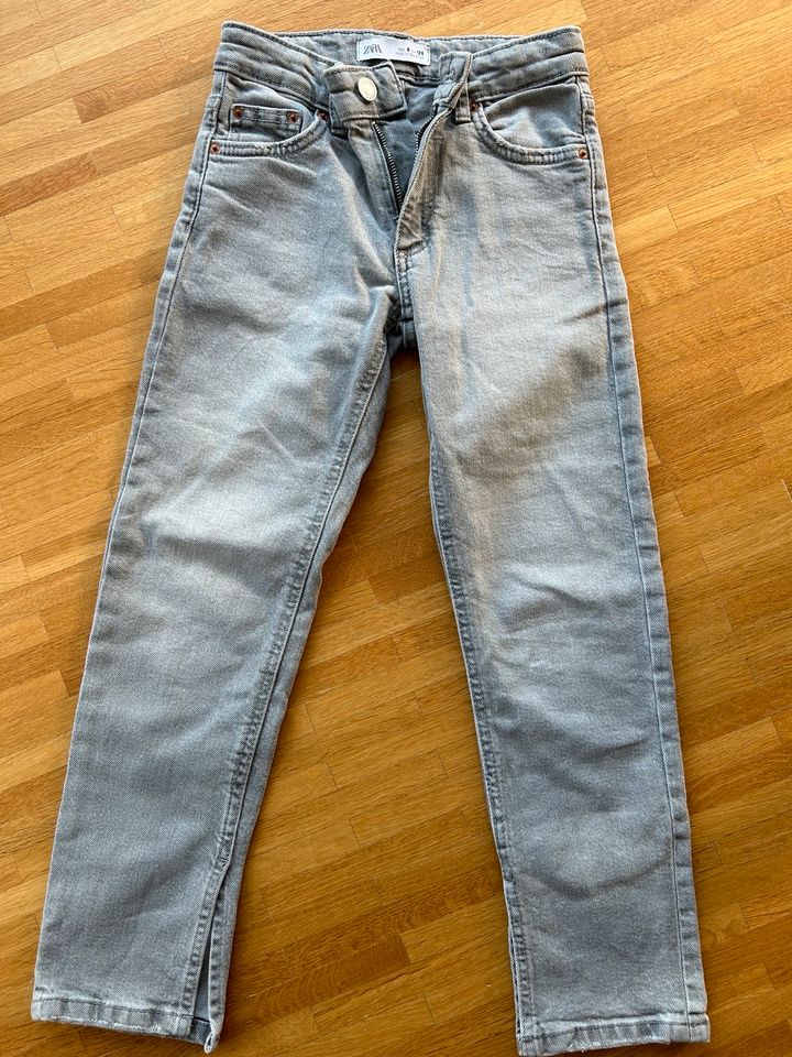 Jeans Zara Gr.128 straight in Berglen