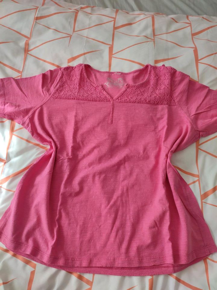 1 Shirts Weiß Größe L, 1 Pink Gr .46, je 3€ in Sömmerda