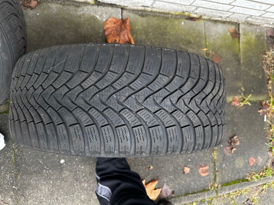 Winterreifen auf Alufelge Kia Ceed Plugin -Falken 225/45 R17 94V in Hamburg