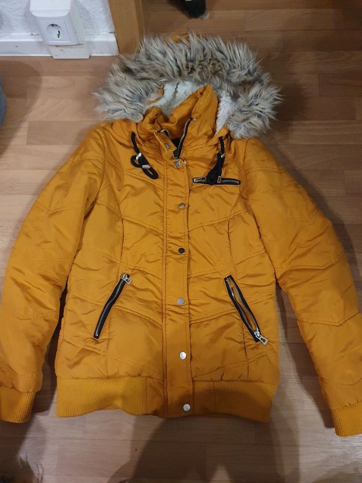 Winterjacke Damen Größe S/M Blind Date in Halle