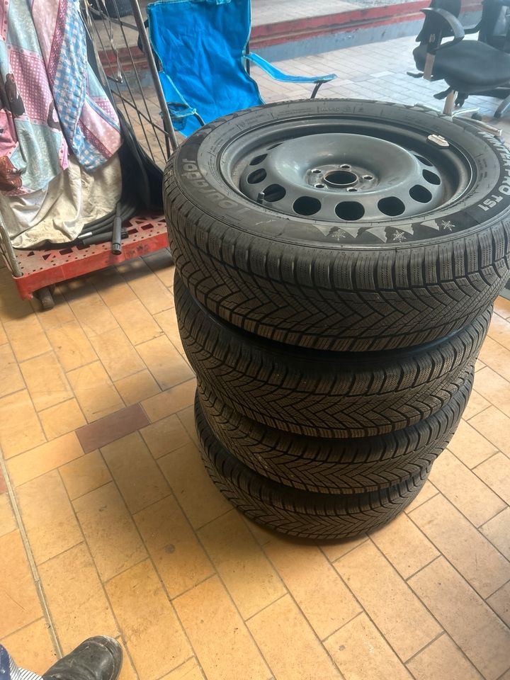 Winterreifen auf Stahlfelgen Seat Arona 205/60 R 16 in Siegen