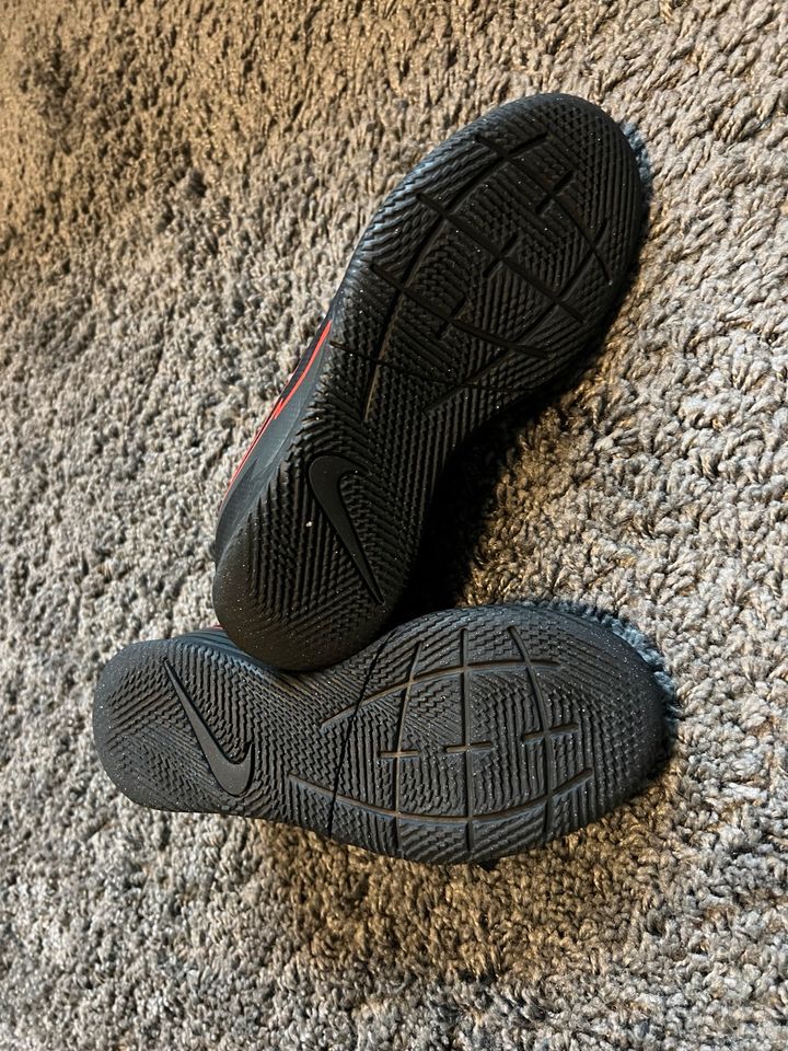 Nike Kinder Sneaker Gr. 33, schwarz/rot/grau in Kiel