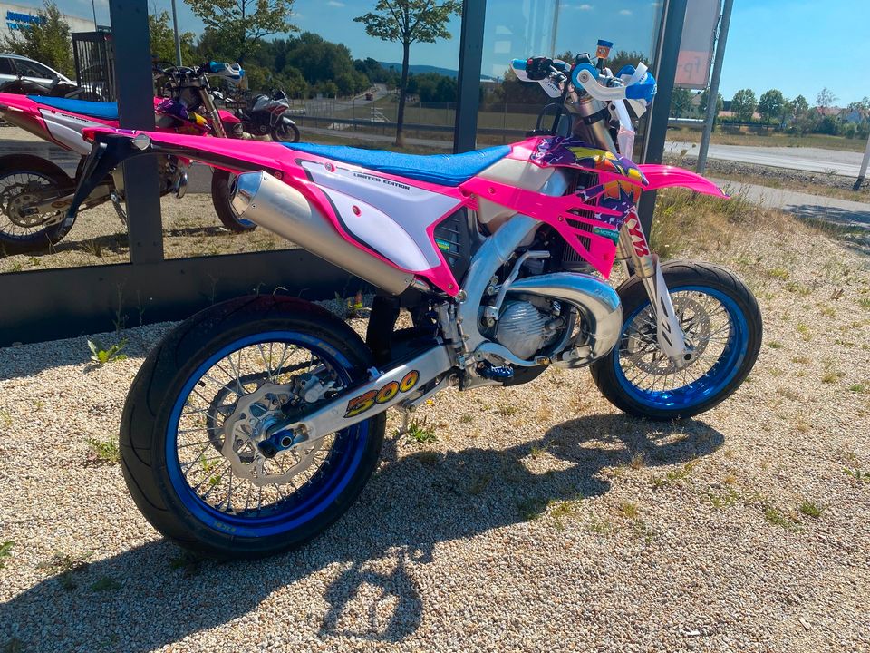 TM SMR 300 Fi 2T 2023 Supermoto LE Pink (EXC TE 125 250 450 500) in Wiesau