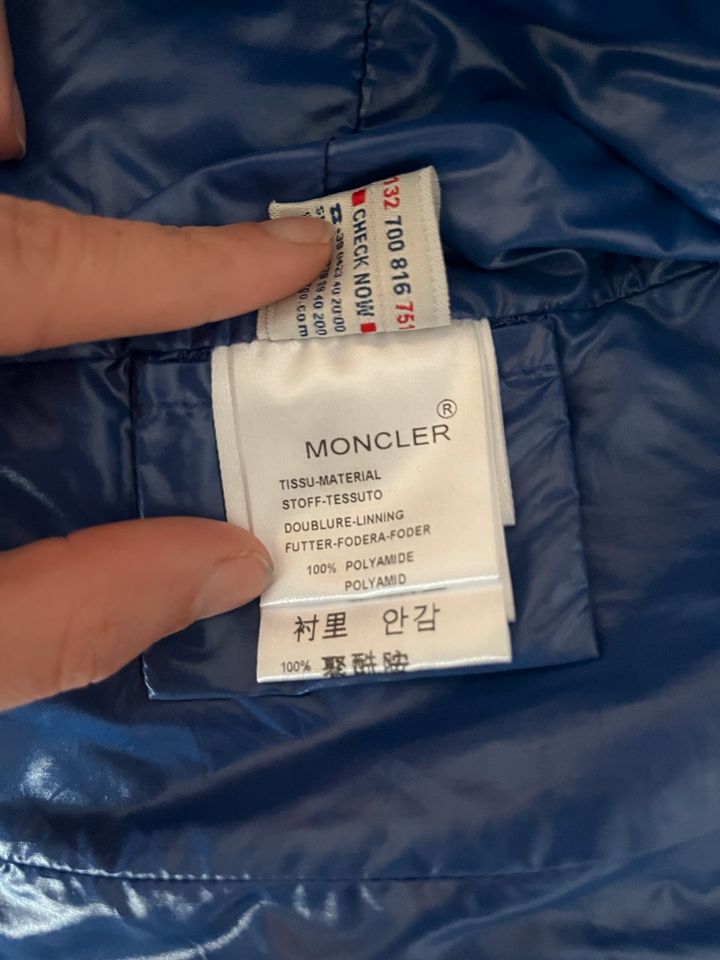 Blaue Regenjacke von MONCLER in München