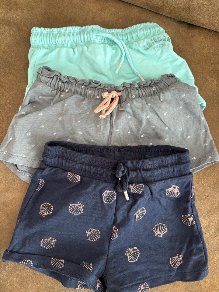 H&M Hose Short Mädchen Größe 98 in Baunatal