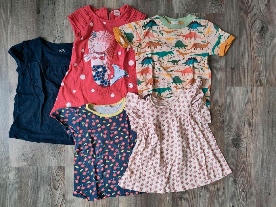 Paket Kinderkleidung Größe 92 (T-Shirts, Hosen, Pullis) in Halle
