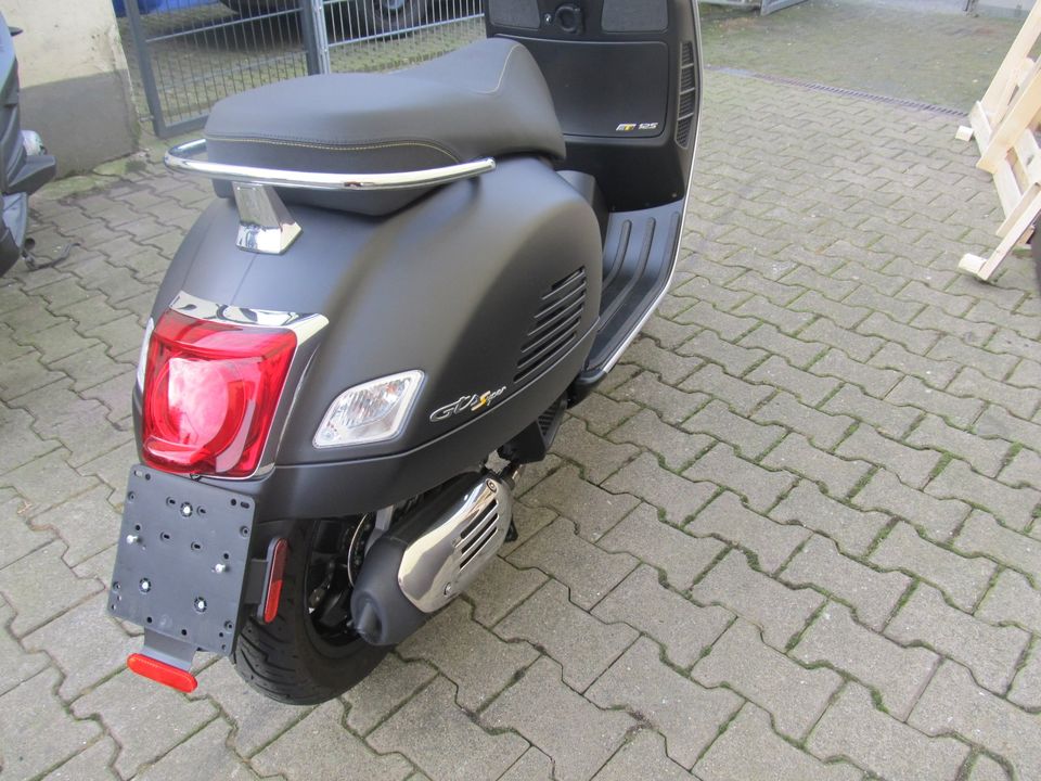 *Vespa*GTS 125*Supertech*schwarz matt*2021*1900KM* in Solingen