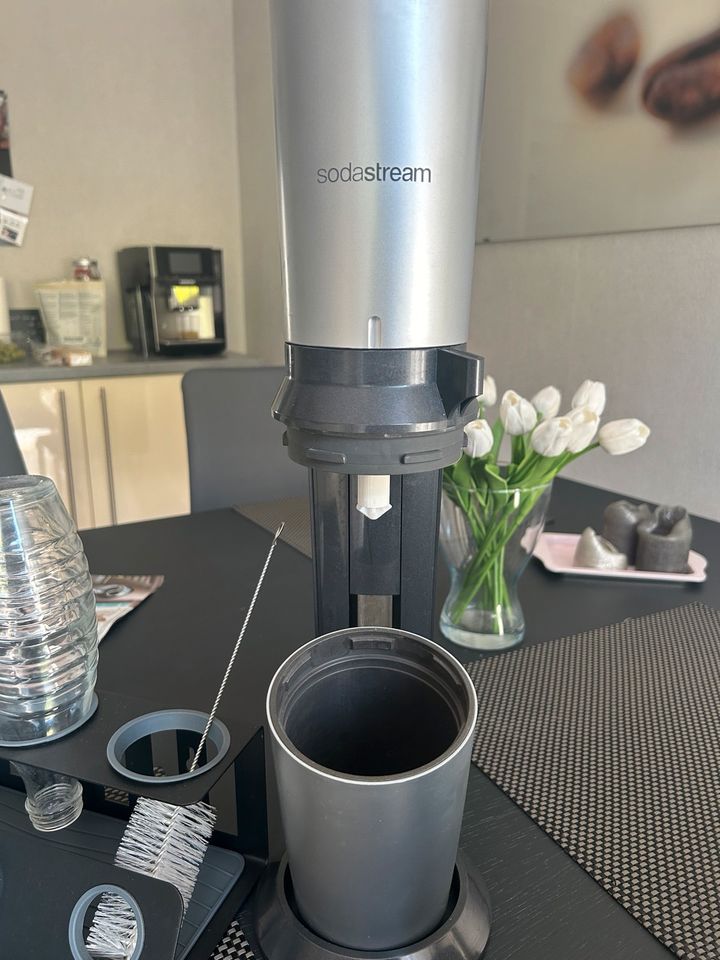 Soda stream mit Halter und Flaschen in Löhne