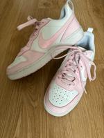 Nike  Turnschuhe 38,5 Mädchen Brandenburg - Schwarzheide Vorschau