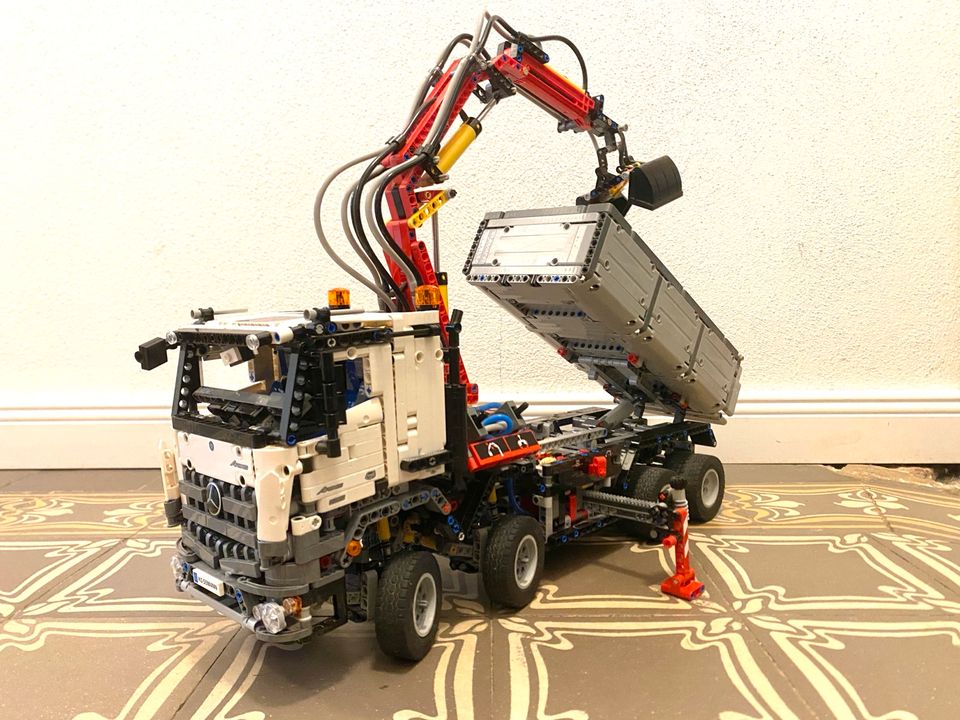 Lego Technic Mercedes Arocs 42043 in Köln