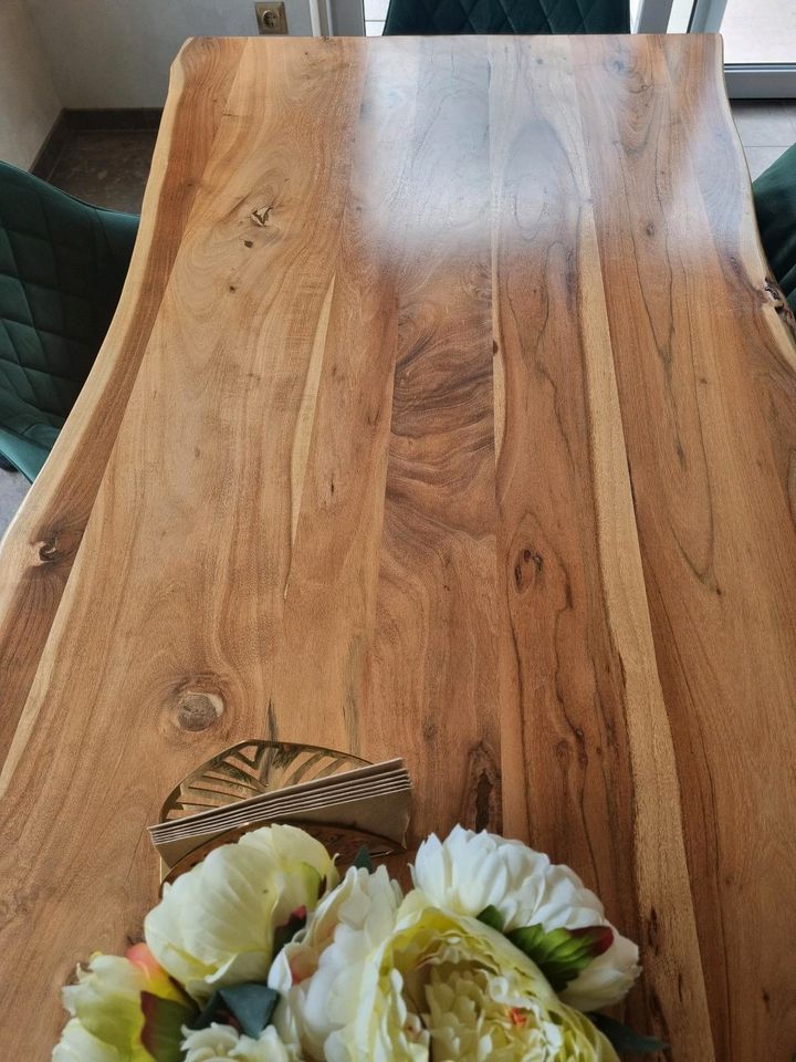 Esszimmer Tisch aus Holz in Usingen
