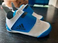 Adidas Krabbelschuhe crib weiß/blau zu verkaufen Baden-Württemberg - Schwäbisch Hall Vorschau