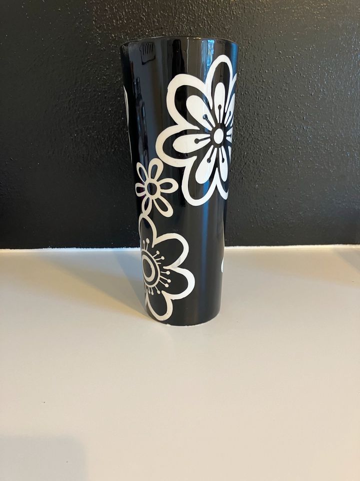 Edle Vase mit Blumen - schwarz/weiss in Rehlingen-Siersburg