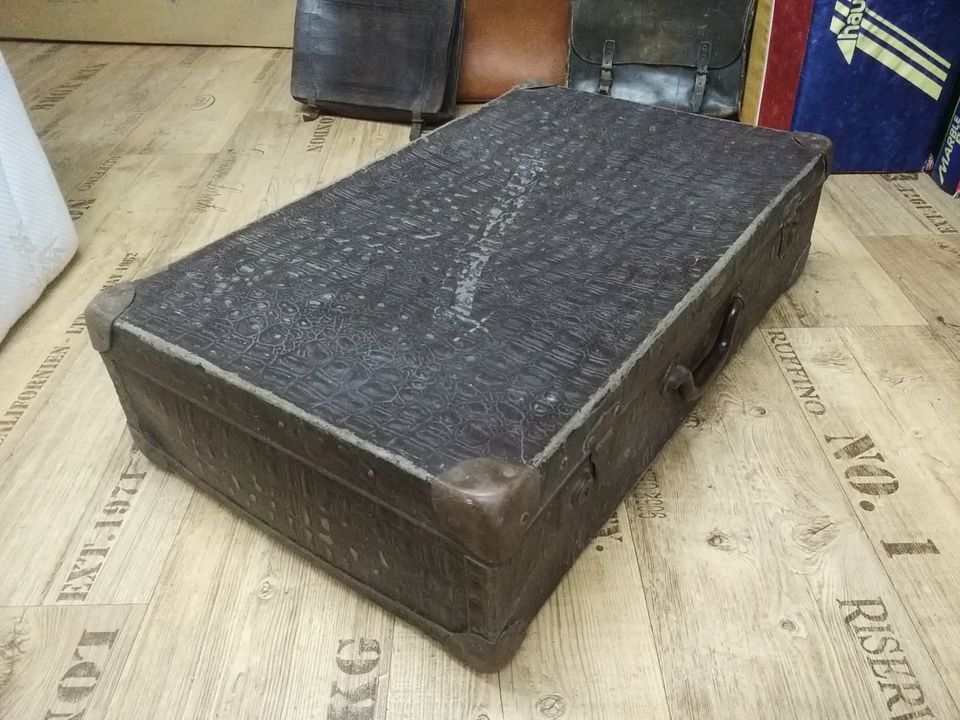 antik alter Koffer Krokoprägung Oldtimer Reisekoffer Dekoration in Kandel