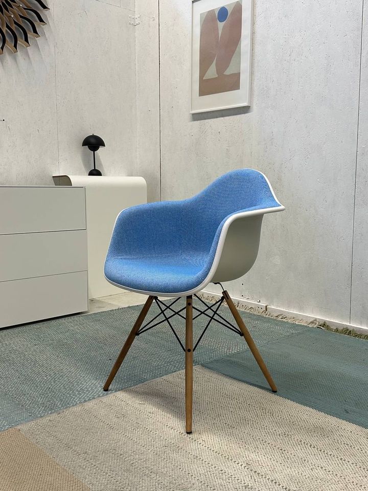 Vitra Eames DAW Vollpolster Hopsak Blau Plastic Chair Stuhl in Aachen