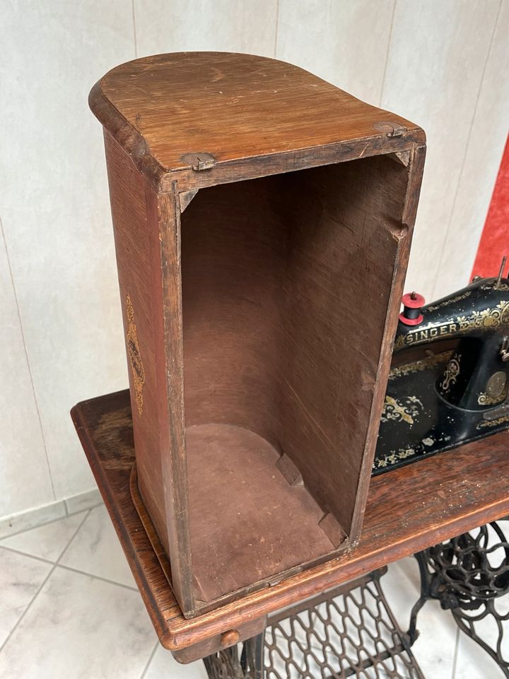 Historische Singer Nähmaschine Modell 66 mit Tisch in Nordenham