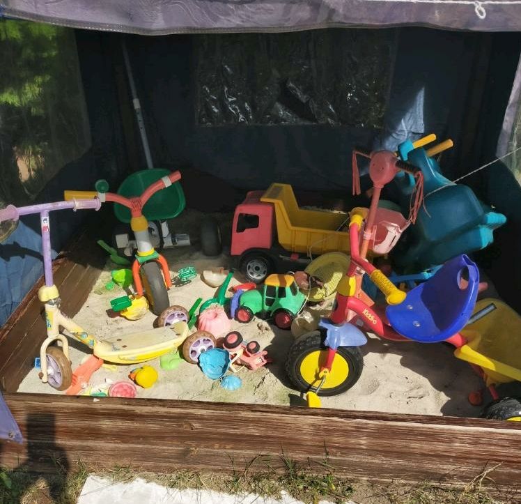 Sandkasten mit allem anderen sand und Spielzeug in Uetze