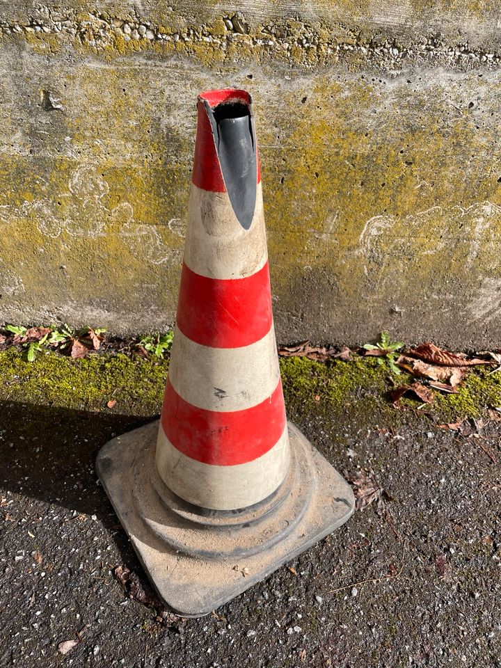 Absperr kegel absperrung ca 50 cm hoch rot weiß straße in Regen