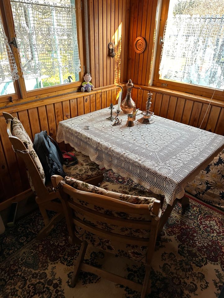 Vintage Holz Garnitur ausziehbarer Holztisch und 2 Polster Stühle in Gotha