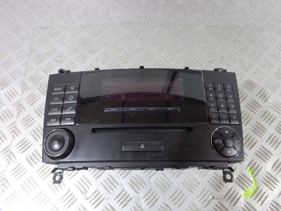 Mercedes W203 C-Klasse  Radio CD Player  A2038273842 in Regensburg