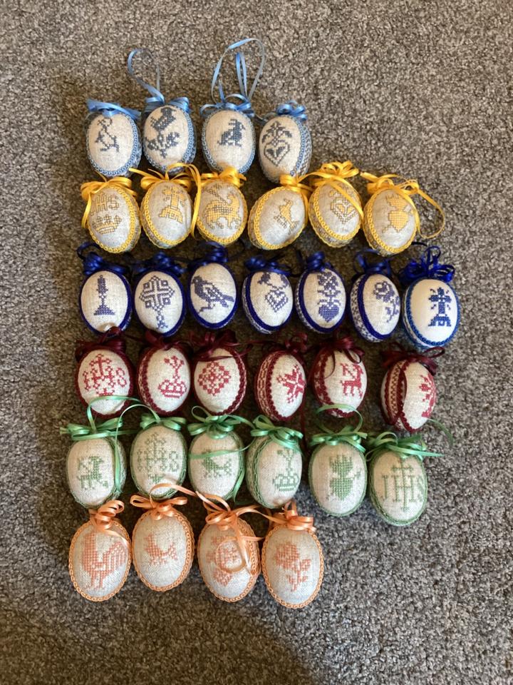 Gestickte Eier, Ostereier, Ostern, Handarbeit, Preis pro Stück in Schechen