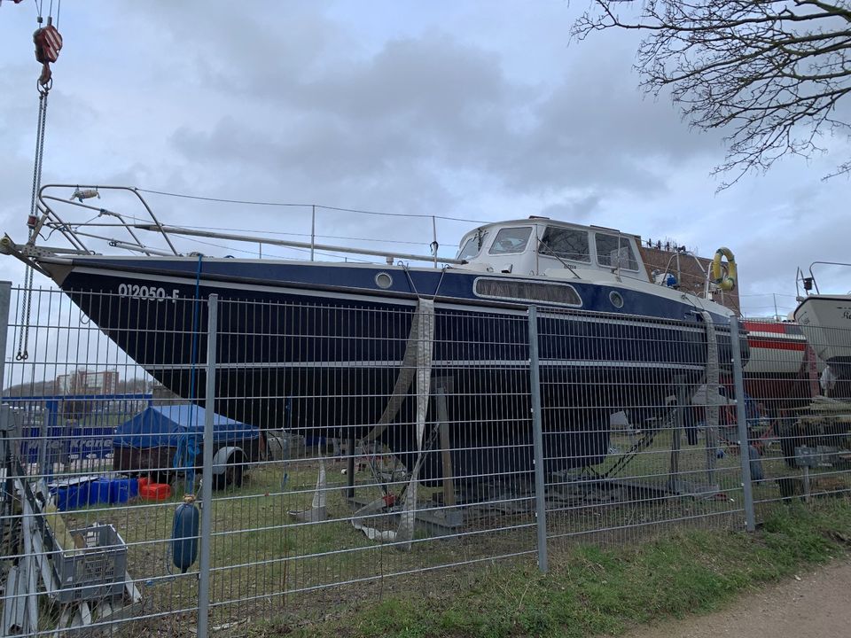 Beryll 30 Deckshaus Motorsegler Segelyacht Innensteuerstand in Kiel