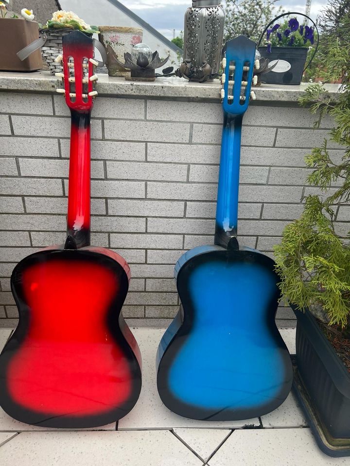 Deko Gitarren in blau und rot in Bamberg