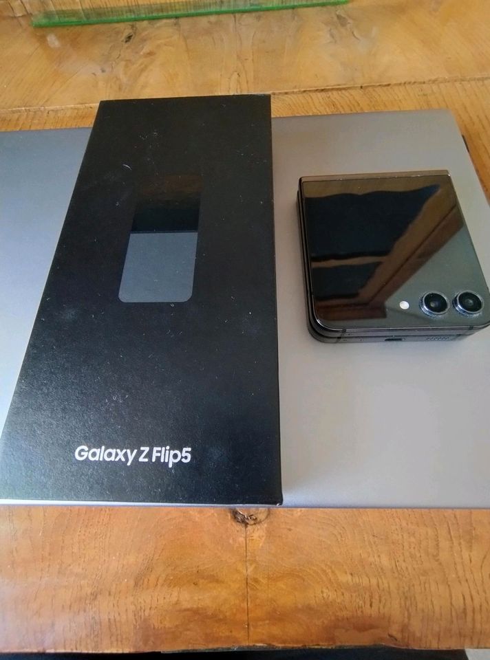 Galaxy Z Flip 5 in absolut neuwertigem Zustand in Buxtehude